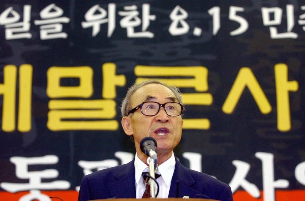 韓國詩人高銀的「性行為不端」日前遭到指控，如果屬實，他應該作為一個男人去接受懲罰，而不是讓他的詩代替他受罰。（湯森路透）