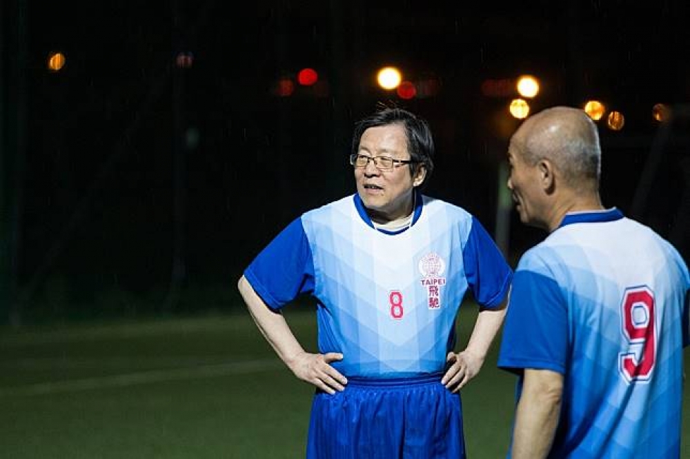 邱義仁所屬的「台北飛馳壯老年足球隊」成軍20餘年，成員年齡橫跨四、五、六年級生，曾兩度稱霸世界壯年運動會的足球金牌。（攝影：李隆揆）