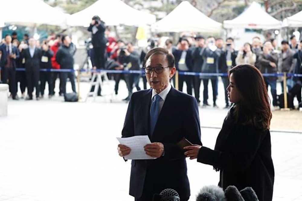 南韓前總統李明博14日遭檢方傳喚到案。（湯森路透）