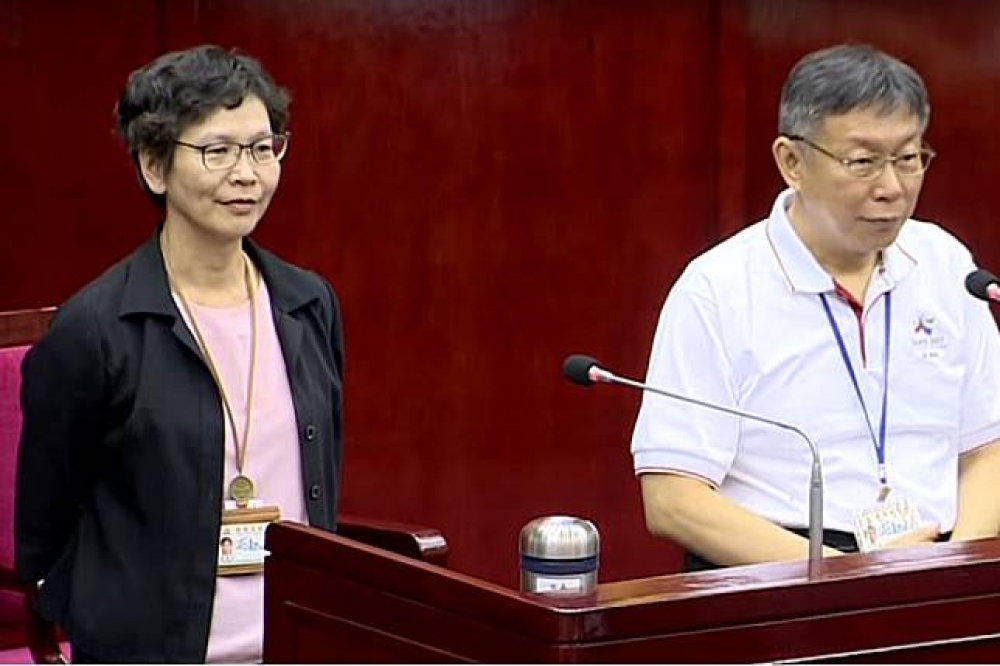 柯文哲辦公室主任蔡壁如（左）將調離現職，轉任有給職市政顧問。（圖片取自台視新聞 YouTube）