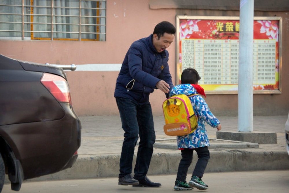 中國教育部的一句「減少、化解大班額的任務是剛性的」，就能簡化了涉及到所有家長和學生的現實。（美聯社）