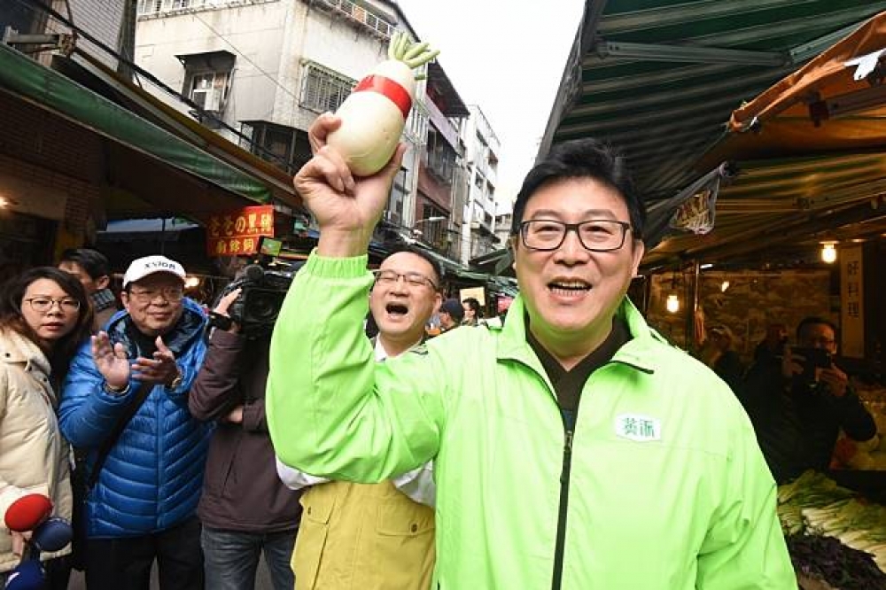 民進黨籍的台北市長擬參選人姚文智13日到東門市場掃街拜年，受訪時他批評柯市府市場改建動作牛步，表示若他當選，「半夜都來這裡幫忙看怎樣把東門市場改建起來。」（攝影：葉信菉）