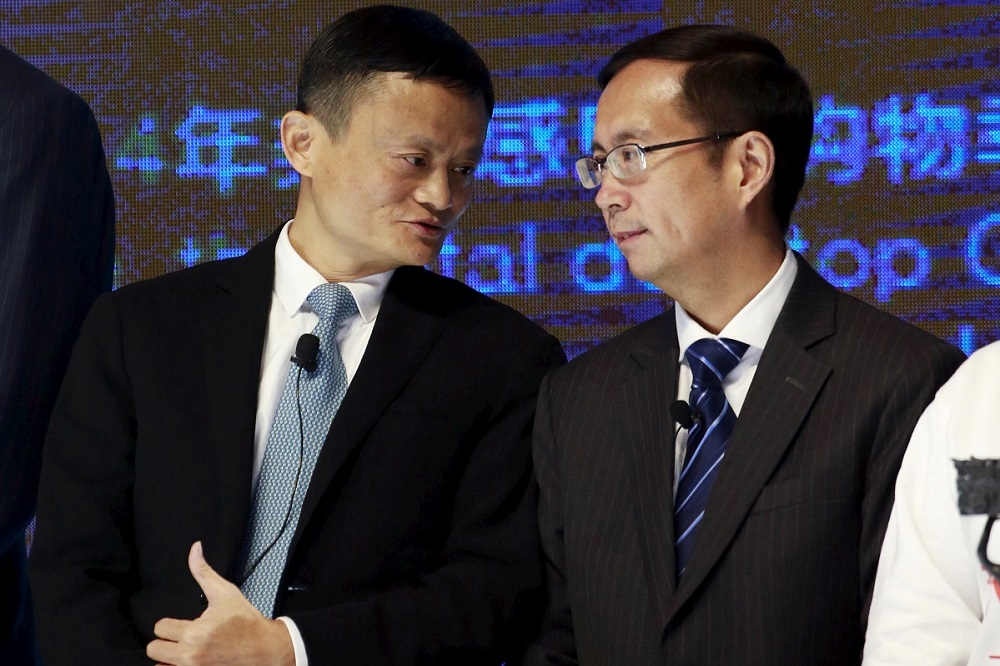 阿里巴巴董事長馬雲（左）10日宣布他將在1年後將董事長之職交給現任執行長張勇接手（右）。（美聯社）