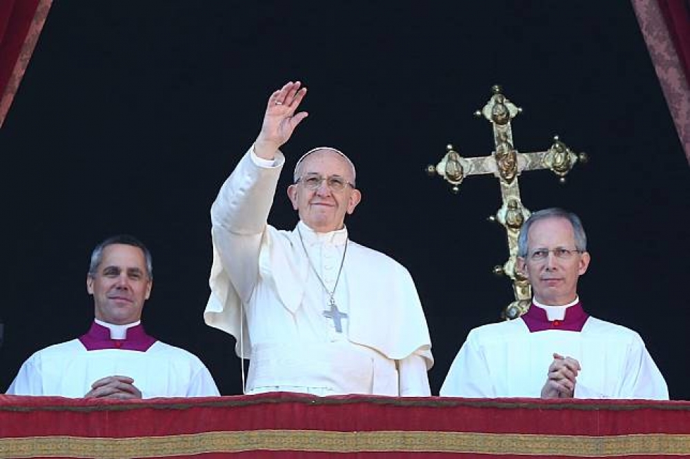 天主教教宗方濟各25日在梵蒂岡聖伯多祿大教堂的陽台上，發表耶誕文告「至全城及全球」。（湯森路透）