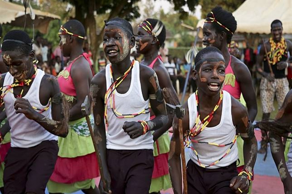 烏干達遭「聖主抵抗軍」綁架為童兵的孩子，在戰爭結束後組成合唱團，用音樂撫平過去的傷口。（美聯社）