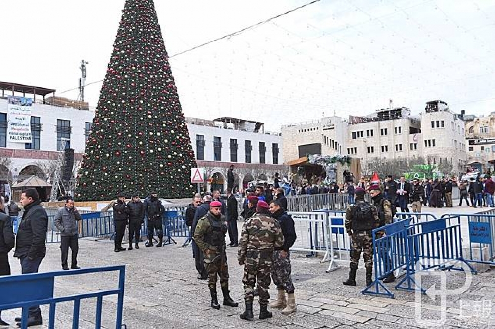 耶誕前夕，耶路撒冷伯利恆聖誕教堂前的馬槽廣場依舊前來許多教徒，但今年因許多持槍士兵駐場巡邏，氣氛也較為嚴肅。（攝影：李昆翰）