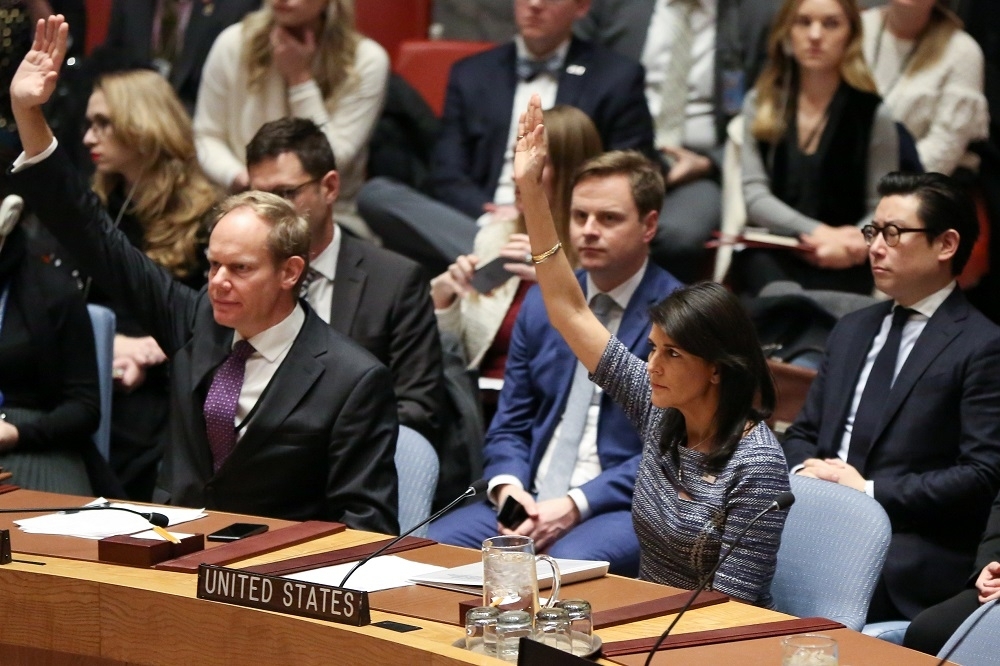 英國駐聯合國大使瑞克勞福特（前排左一）與美國駐聯合國大使海莉（前排右一）都同意加重對北韓的制裁。（湯森路透）