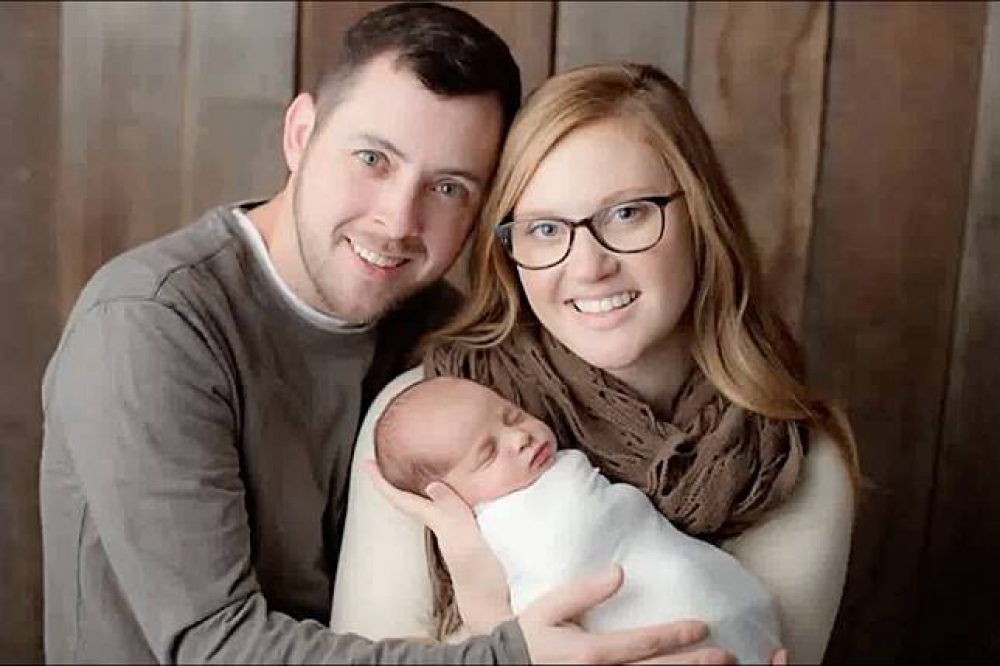 美國田納西州的一名女嬰，以冷凍胚胎形式沈睡了24年後，終於等到了孕育她的父母，順利來到這世上。（翻攝自YouTube）