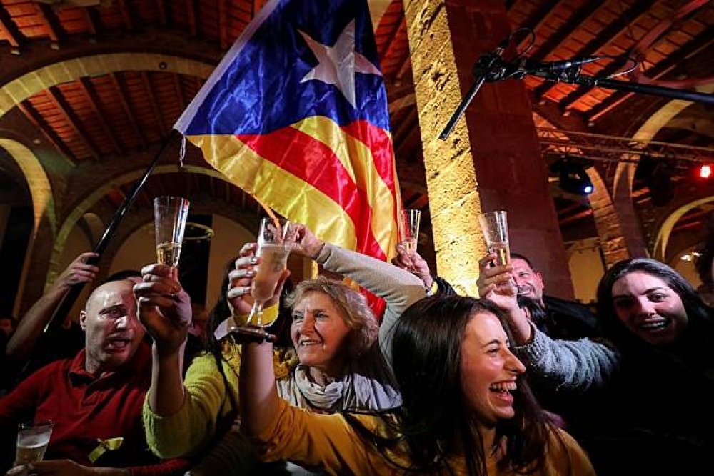 西班牙加泰隆尼亞自治區議會改選21日結束，獨派政黨聯合起來獲得了70個席位，贏得勝利。（湯森路透）