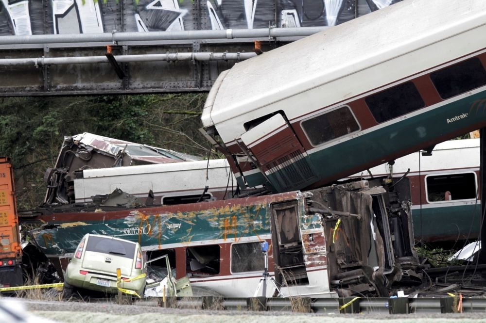 美國鐵路公司的一輛載客列車，於當地時間18日上午在華盛頓塔科馬（Tacoma）附近發生脫軌意外。（湯森路透）