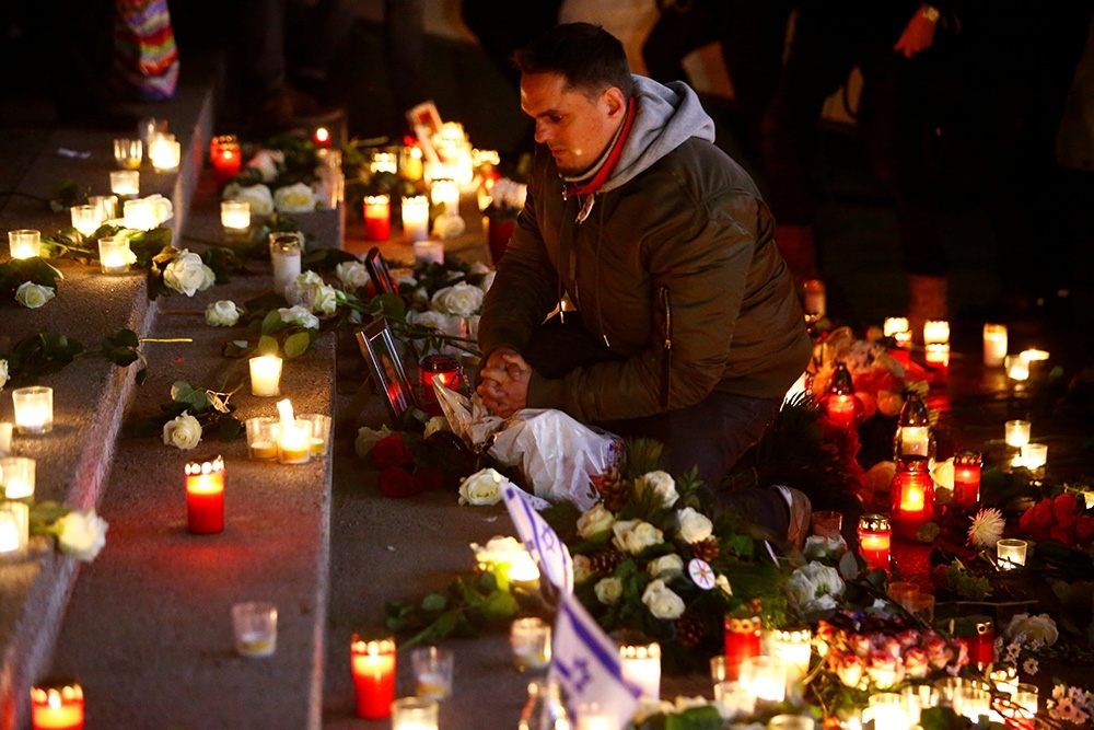 民眾點燃燭燈，紀念去年恐攻事件的受害者。（湯森路透）