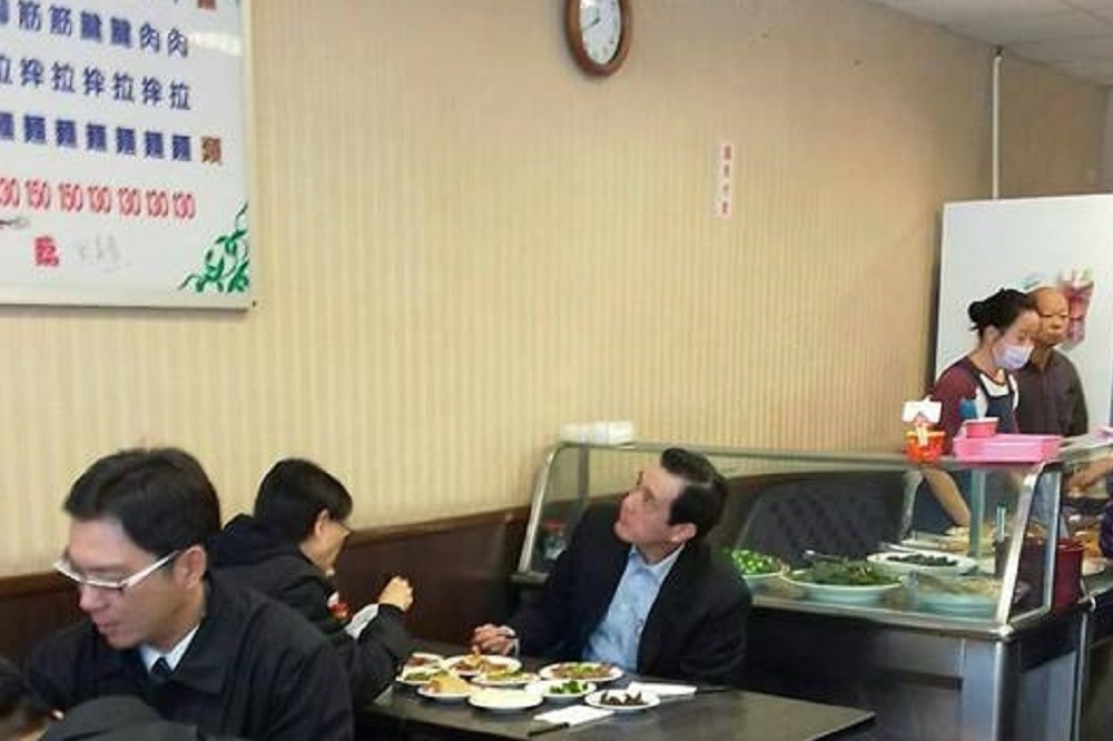 前總統府發言人羅智強在臉書粉絲專頁張貼，網友捕捉前總統馬英九與周美青在麵店用餐的照片。（取自羅智強臉書粉絲專頁）