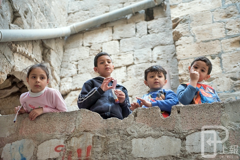 阿拉伯孩童在耶路撒冷舊城街上玩耍。（攝影：李昆翰）