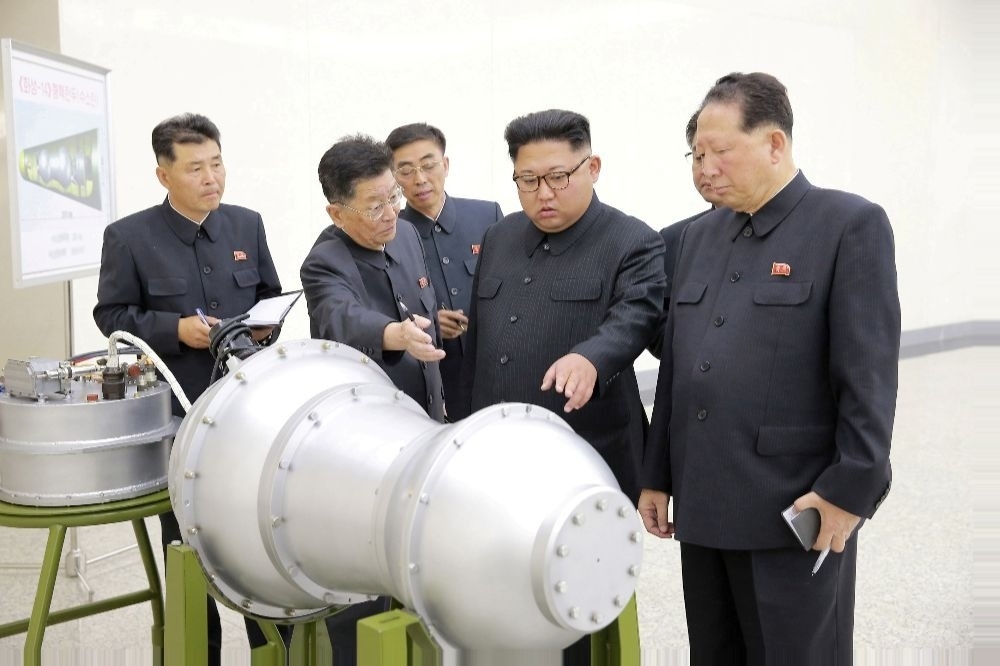 據報導，北韓目前正在測試如何將炭疽菌運載於洲際彈道飛彈（ICBM）。圖為9月3日朝中社（KCNA）公布照片顯示北韓領導人金正恩正在展示核武。（湯森路透）