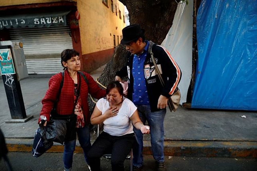 墨西哥首都墨西哥城居民逃到街上避難。（湯森路透）