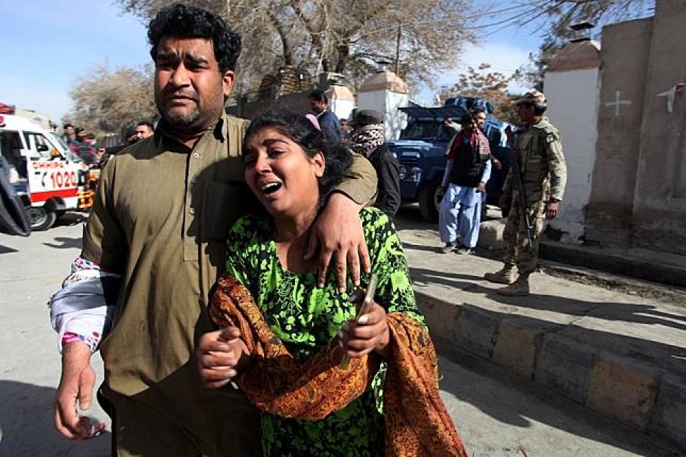 巴基斯坦一處教堂發生炸彈客攻擊案，人們倉皇逃出。（湯森路透）