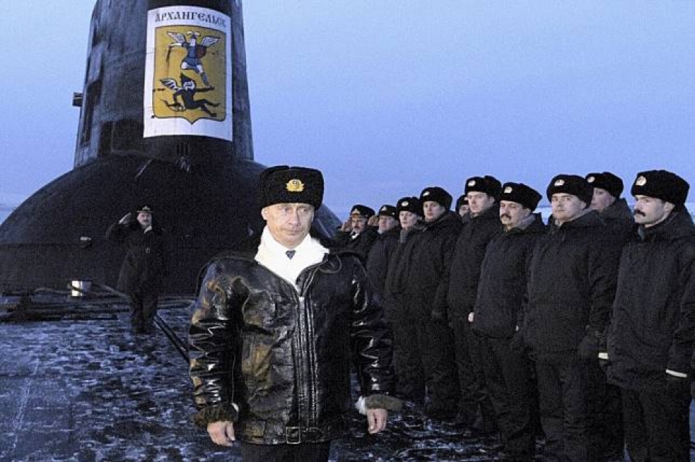 俄羅斯總統普京2004年視察核潛艇。（美聯社）