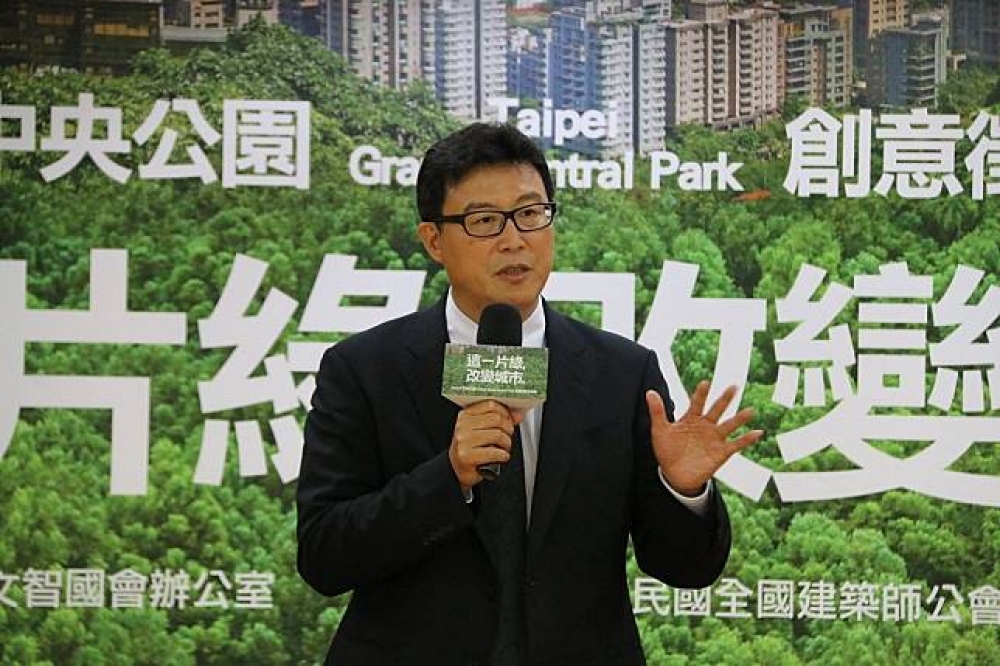 綠委姚文智日前宣布參選2018台北市長選舉，19日受訪時他砲聲隆隆，抨擊柯文哲處裡大巨蛋案不斷黑箱作業，更表示「民進黨很多支持者都已經離開柯。」（取自姚文智臉書）