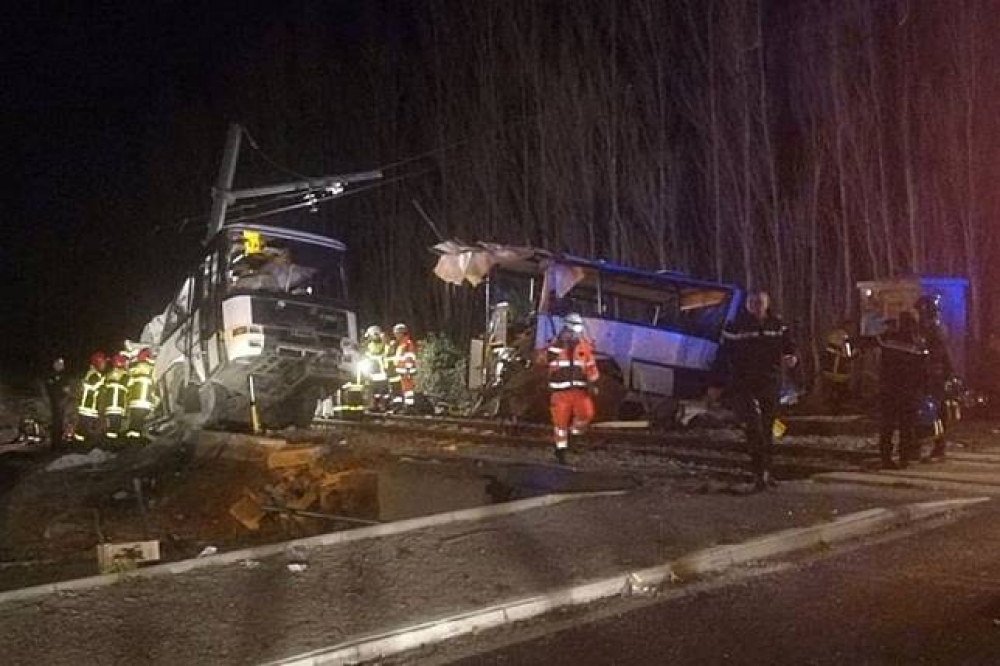 法國南部發生重大死亡車禍，一輛校車車體已撞斷為兩截。（湯森路透）