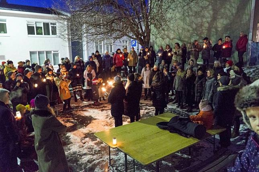 約有100多人走上首都雷克雅維克（Reykjavik）街頭，抗議高比例的性別暴力仍然存在。（美聯社）