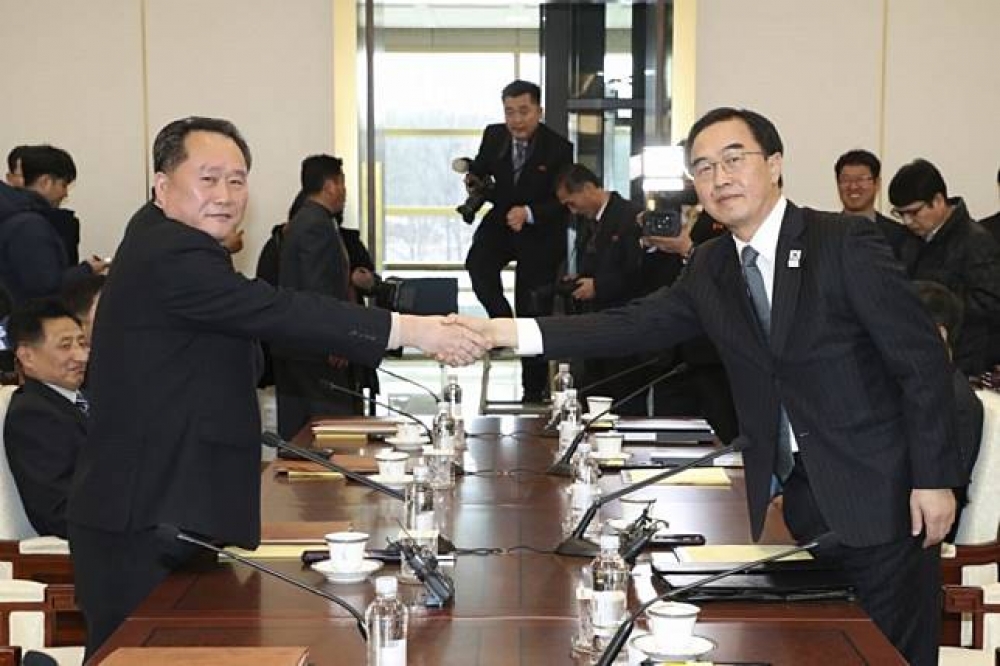 南韓統一部部長趙明均（中）9日率團前往和平之家與北韓會談。（湯森路透）