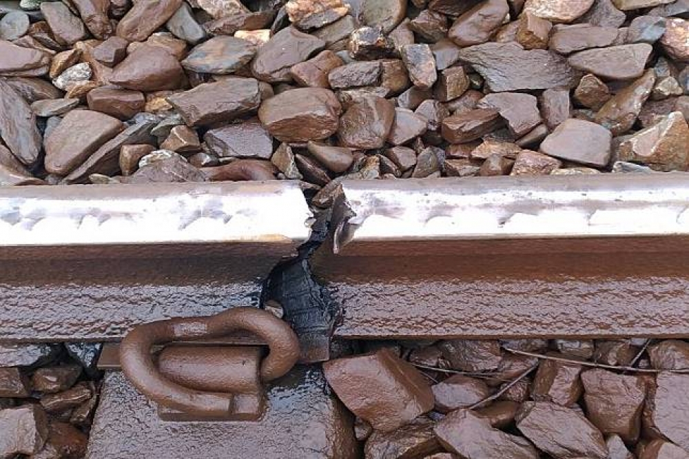 台鐵四腳亭=瑞芳間東正線9日早上驚傳鋼軌斷裂事件，台鐵表示，原因可能出自鋼軌材料有問題。（台鐵局提供）