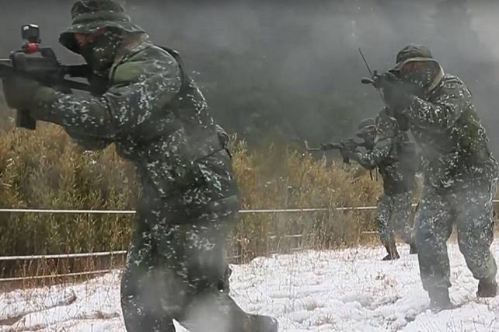 寒流來襲，有一群國軍弟兄正在高海拔的山上接受高寒地救援訓練，國防部表示，壞天氣就是訓練的好天氣。（圖片取自軍聞社影片）