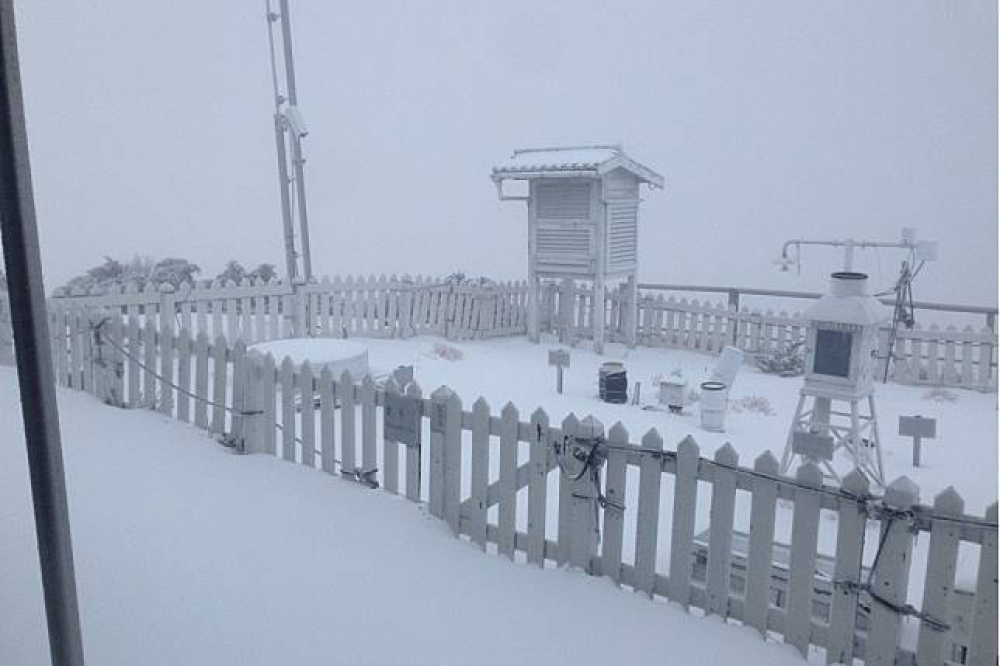 寒流發威，玉山、阿里山10日都開始降雪。圖為氣象局玉山觀測站。（氣象局提供）