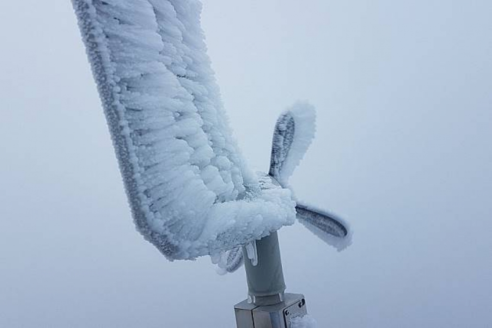 玉山氣象站表示，今年玉山的第二場雪發生在9日凌晨4點50分到上午7點，積雪1公分。（氣象局提供）