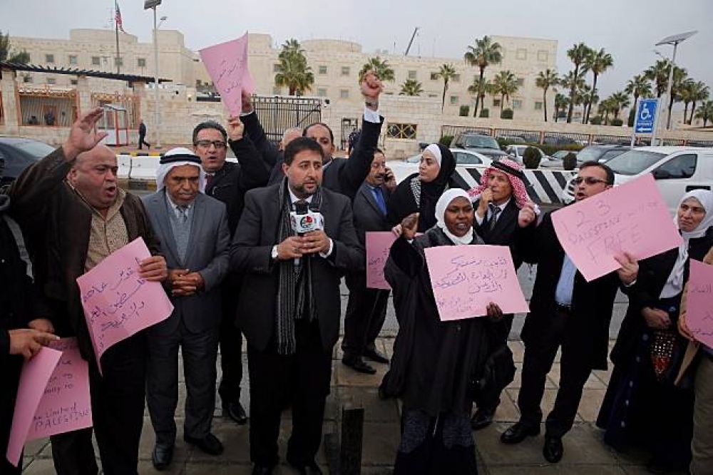 約旦國會議員在美國駐阿曼大使館前發起抗議行動。（湯森路透）