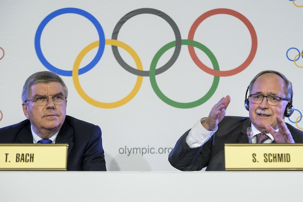 IOC 主席巴赫（圖左）5日宣布，禁止俄羅斯參與2018平昌冬季奧運。（美聯社）