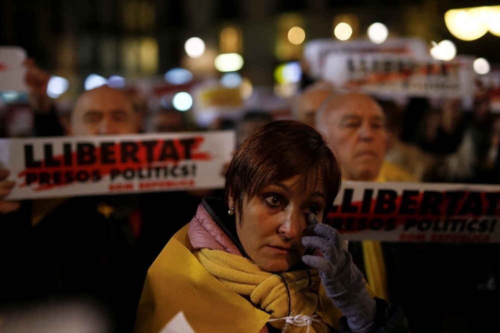 在西班牙巴塞隆納市，支持獨立的民眾持著「釋放政治犯」的牌子抗議。（湯森路透）