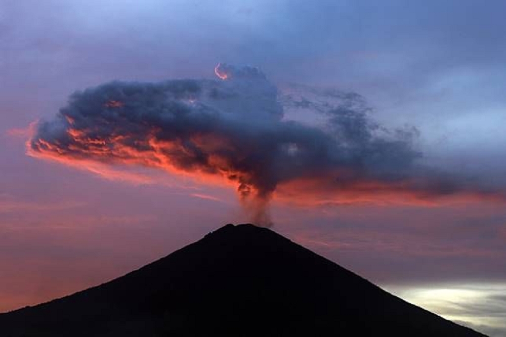 印尼峇里島的阿貢火山（Mount Agung），是印尼127座活火山之一。（美聯社）