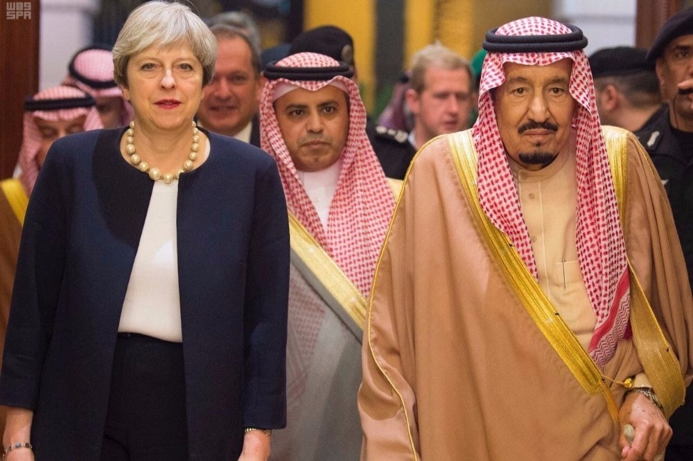 英國首相梅伊（Theresa May）（圖左）29日抵達沙烏地阿拉伯（Saudi Arabia）首都利雅德（Riyadh），會見沙國國王薩爾曼（King Salman）（圖右）。（美聯社）