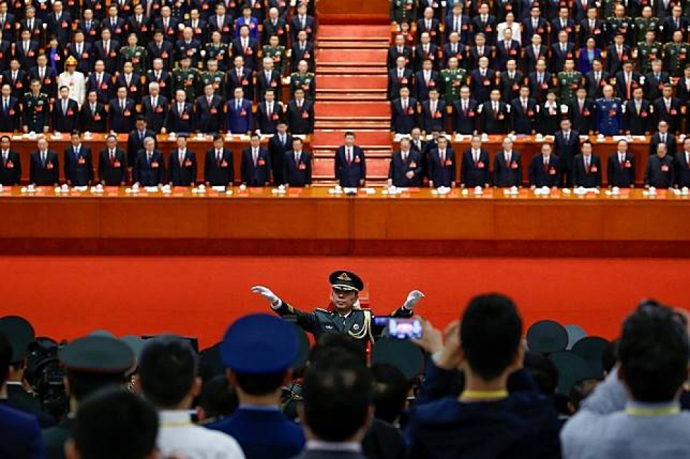 中國各項重大會議前都會奏國歌，全場肅穆。（湯森路透）