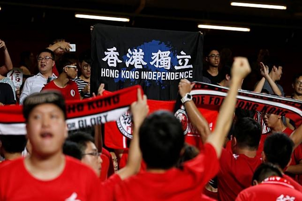 香港球迷10月10日亞洲盃外圍賽時舉出香港獨立標語。(湯森路透)