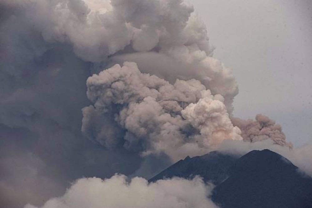 印尼阿貢火山（Mount Agung）持續噴發，又厚又濃的火山灰導致峇里島29日宣布延長關閉國際機場。（湯森路透）