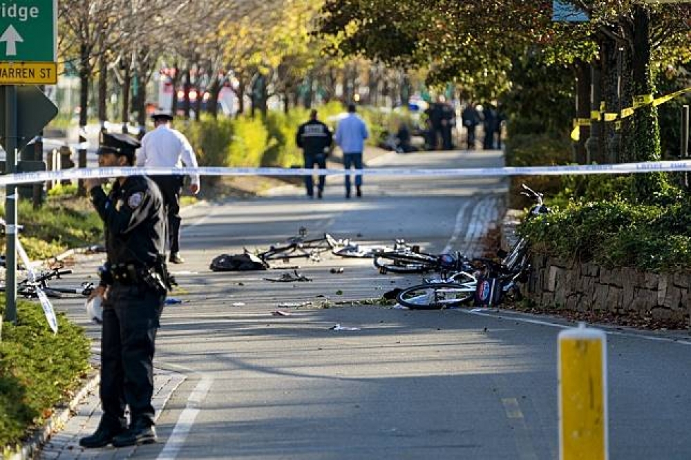 攻擊事件發生後，警方拉起封鎖線。遭撞的自行車與屍體凌亂散布路面。（美聯社）