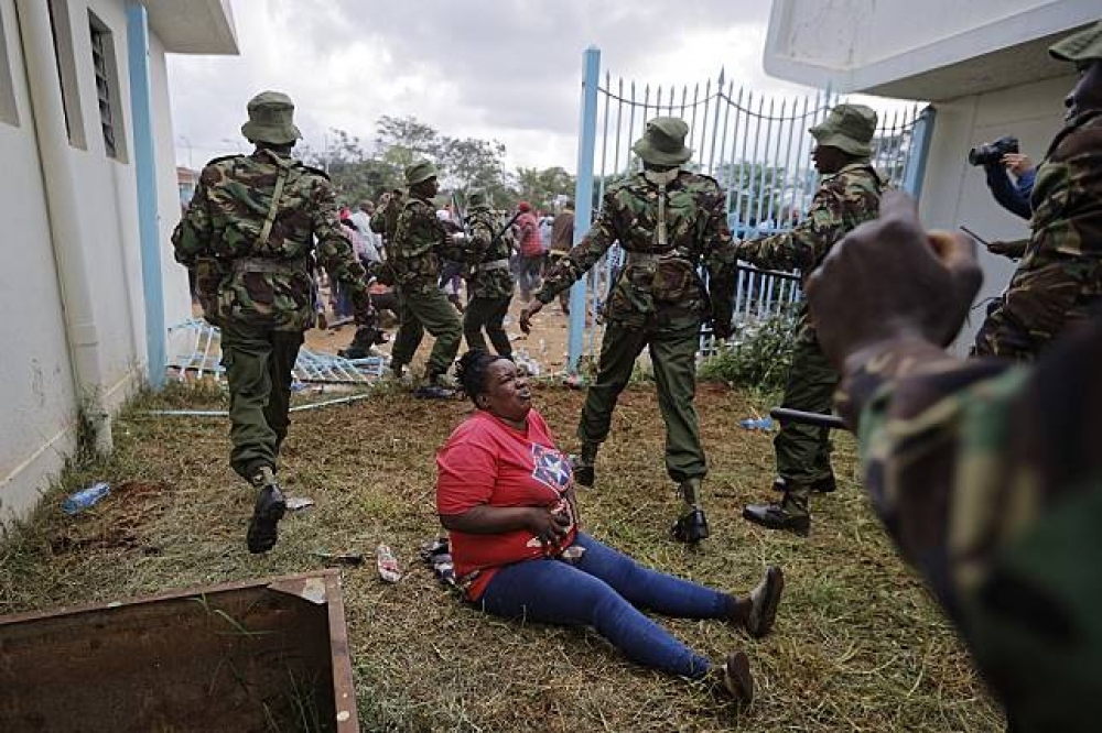 奈比洛市周二發生兩起衝突，其一為肯亞塔總統支持者試圖闖入會場，遭警方驅散。（美聯社）