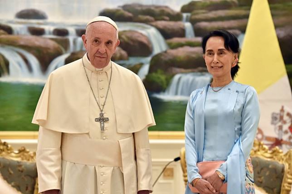 天主教教宗方濟各（Pope Francis）28日到訪緬甸首都奈比多市（Naypyidaw）與緬甸實質領袖翁山蘇姬面會。（美聯社）