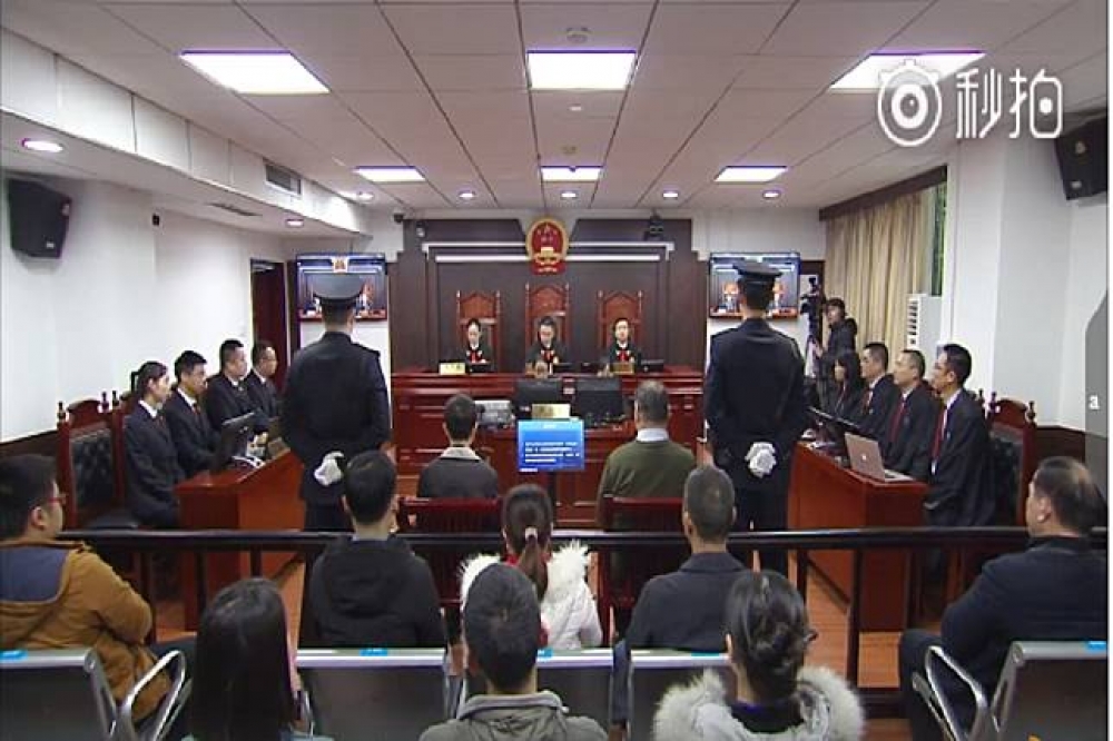 李明哲遭中國判5年，判決現場影片曝光。（圖片取自中國岳陽法院官方微博）