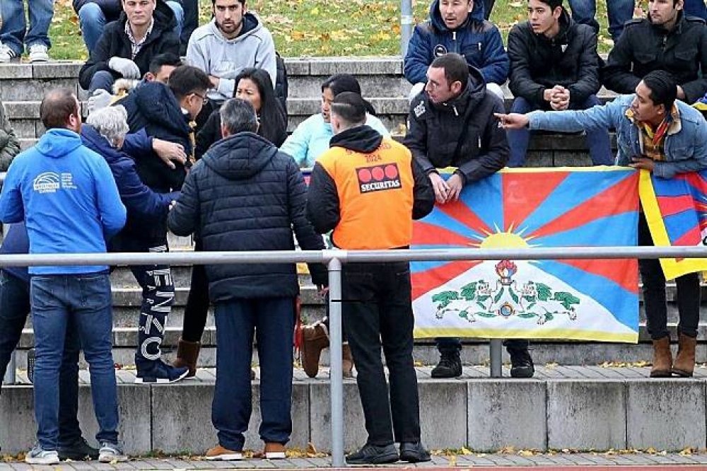 中國U20國家足球隊18日出戰德國當地的肖特美因茨，比賽途中，一名中國觀眾試圖將「雪山獅子旗」扯下。（美聯社）