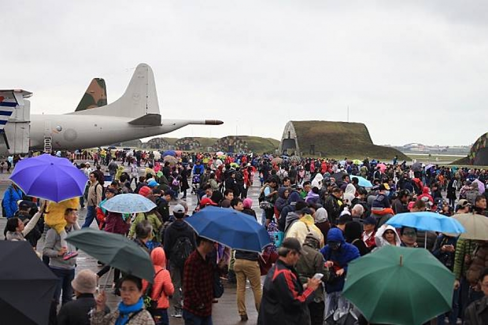 新竹空軍基地25日開放全民參觀，一早就有不少民眾湧入會場。（圖片取自軍聞社）