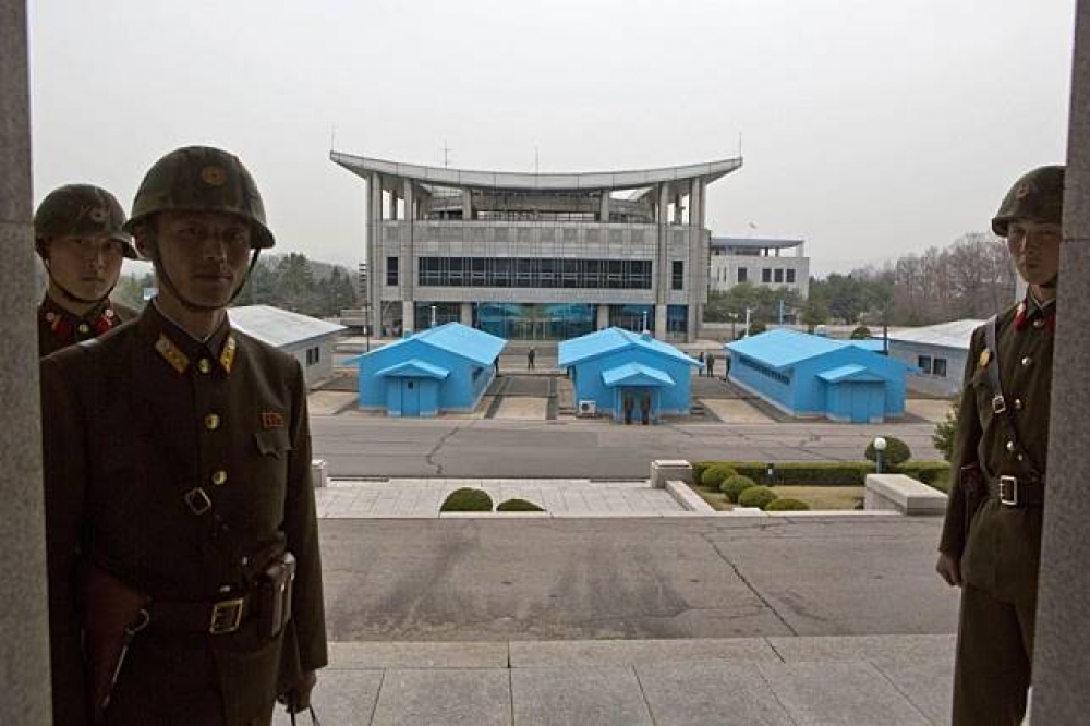 北韓駐守板門店的士兵，藍色建築即為北緯38度線。（湯森路透）