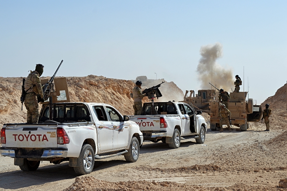 隨著伊拉克軍隊不斷擊潰IS在伊拉克據點，聖戰士妻小投降人數不斷上升。圖為伊拉克軍隊17日前往北方城市拉瓦（Rawa）。（美聯社）