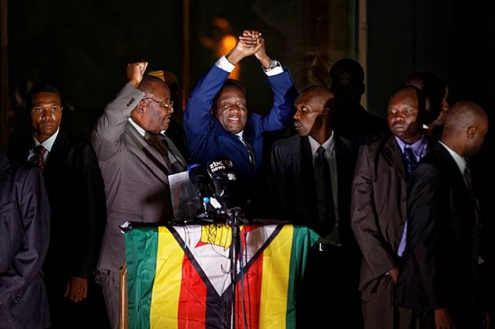 在哈拉雷市，姆南加瓦到非民盟的總部發表演講，揮舉雙手以表勝利。（美聯社）
