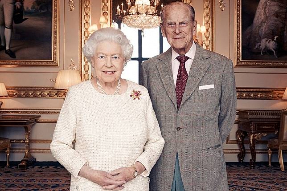 隨著英國女王伊莉莎白二世與菲利普親王即將歡度結婚70周年紀念日，英國皇室公布兩人的最新合影。（湯森路透）