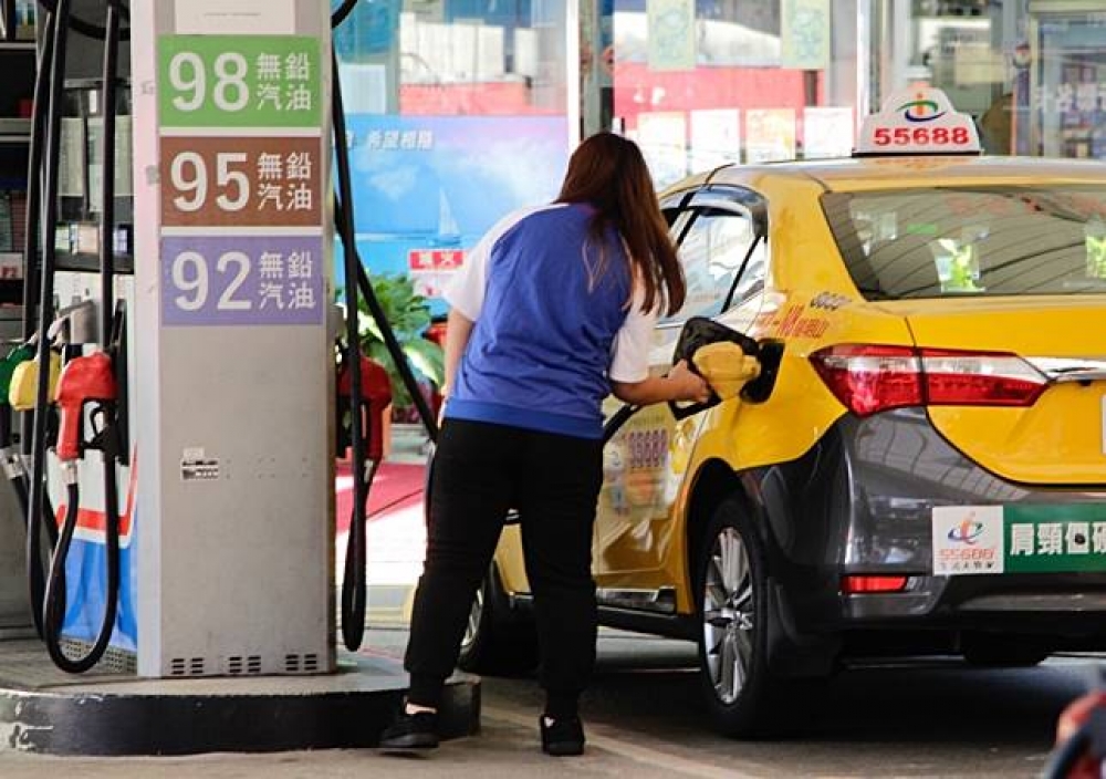 中油宣布20日凌晨零時起，調降各式汽油價格每公升0.3元及柴油價格每公升0.4元。（資料照片）