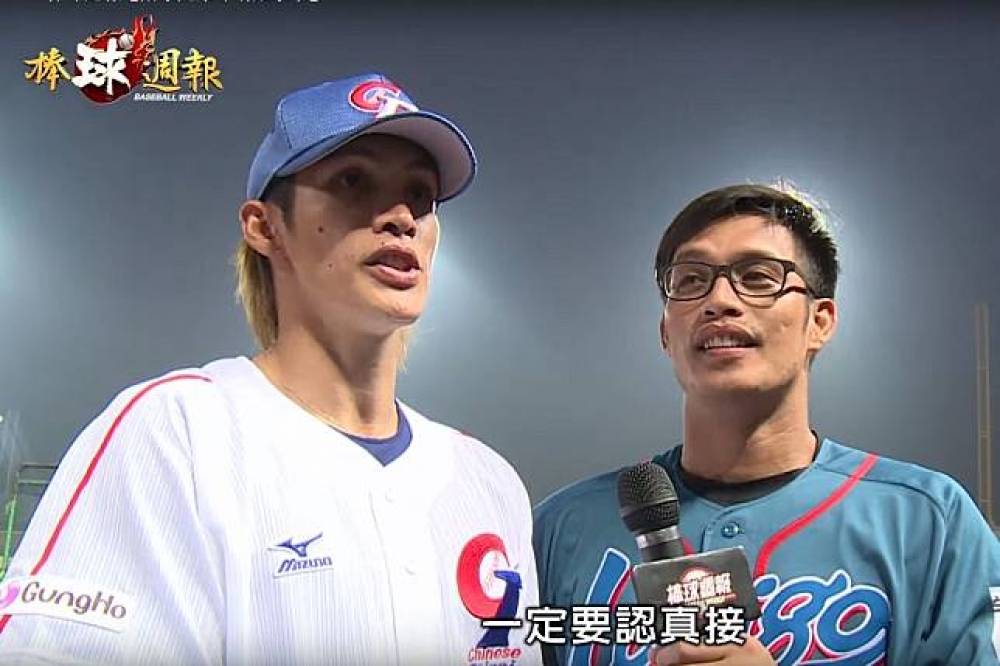 陽家兄弟陽耀勳（右）、陽岱鋼曾在球場上對決，沒想到如今卻因「為錢」反目。（圖片取自Youtube@vlsports）