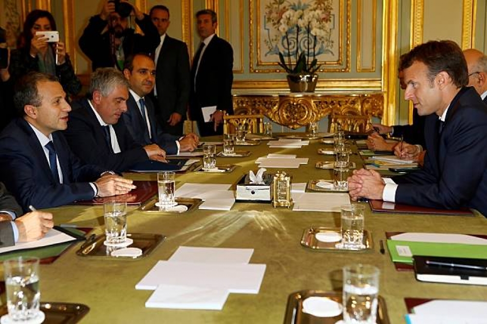黎巴嫩外交部長巴希爾（左一）14日於愛麗舍宮求見法國總統馬卡洪。（湯森路透）